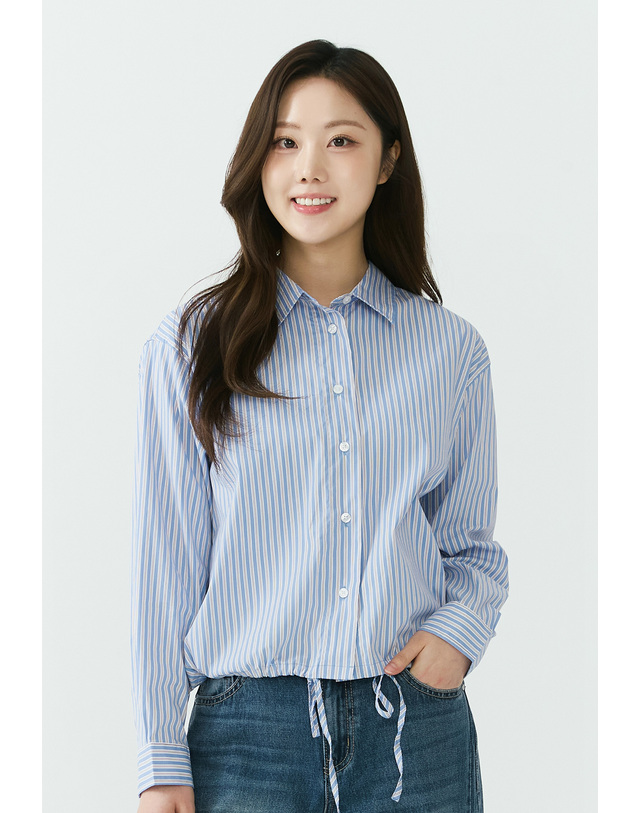 잠뱅이 [26SS] 여성) 스트라이프 밑단 스트링 세미오버핏 셔츠 AQ1WWH254-BL 착용컷