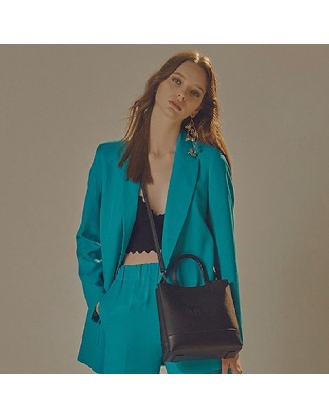 비비와이비 [갤러리아] BRUNI Small Tote Bag (Jade Black) 09I3210BAK 착용컷