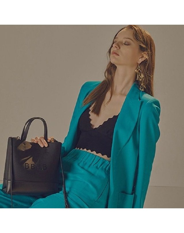 비비와이비 [갤러리아] BRUNI Small Tote Bag (Jade Black) 09I3210BAK 착용컷