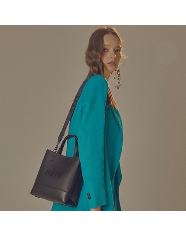 비비와이비 [갤러리아] BRUNI Small Tote Bag (Jade Black) 09I3210BAK 착용컷