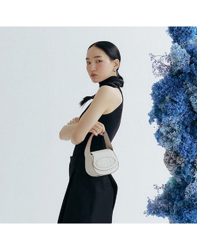 비비와이비 [갤러리아] Pia Mini Tote Bag (Ivory)09N1210DKQ 착용컷