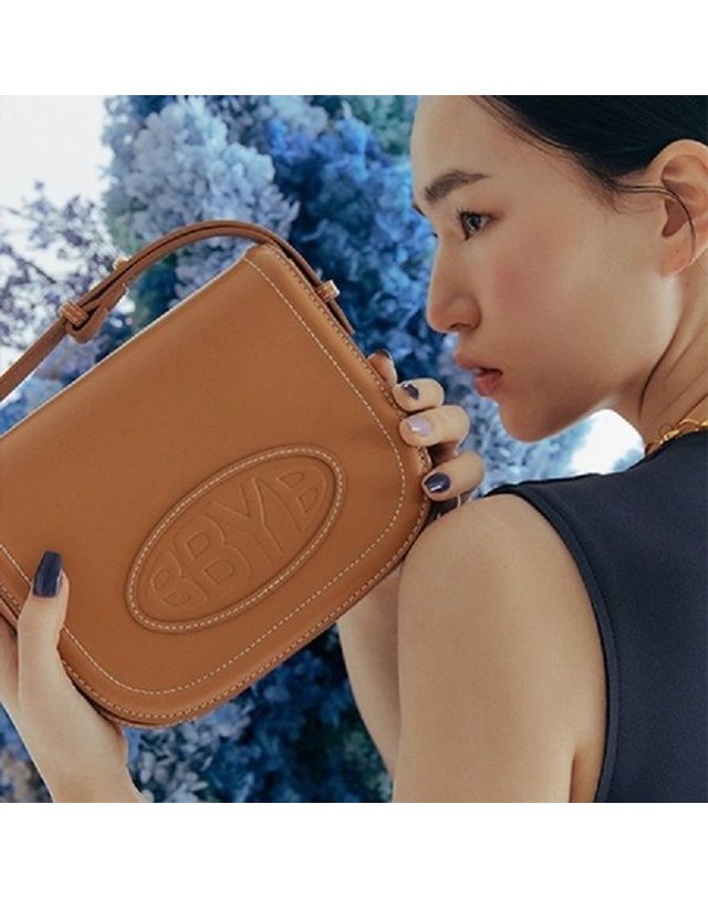 비비와이비 [갤러리아] Pia Saddle Shoulder Bag (Camel)09N1210DLC 착용컷