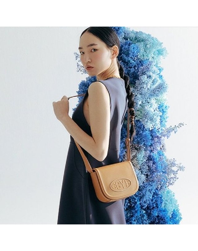 비비와이비 [갤러리아] Pia Saddle Shoulder Bag (Camel)09N1210DLC 착용컷