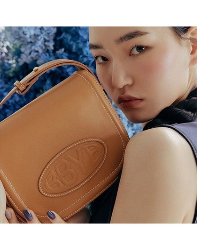 비비와이비 [갤러리아] Pia Saddle Shoulder Bag (Camel)09N1210DLC 착용컷