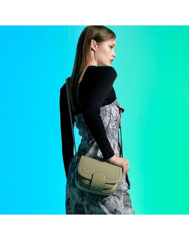 비비와이비 [갤러리아] BEI Saddle Shoulder Bag (Grey Beige)09M3210DBE1FR 착용컷