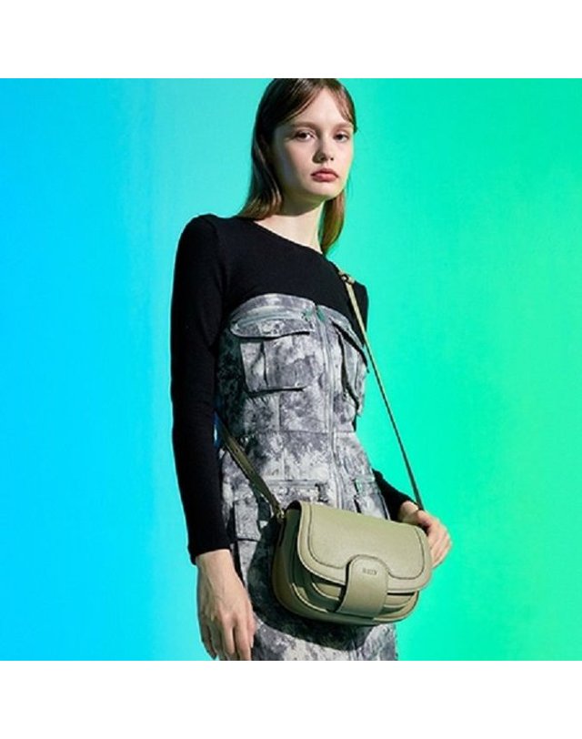 비비와이비 [갤러리아] BEI Saddle Shoulder Bag (Grey Beige)09M3210DBE1FR 착용컷