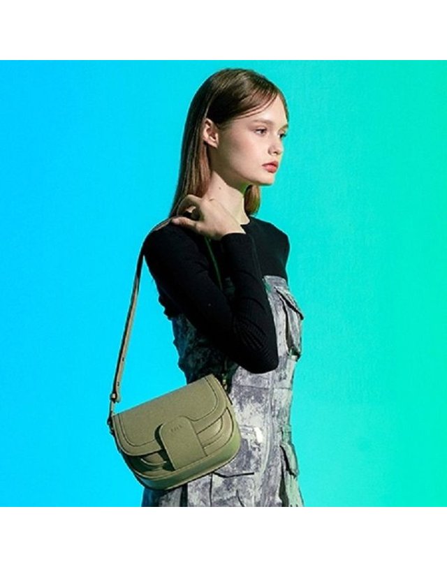 비비와이비 [갤러리아] BEI Saddle Shoulder Bag (Grey Beige)09M3210DBE1FR 착용컷