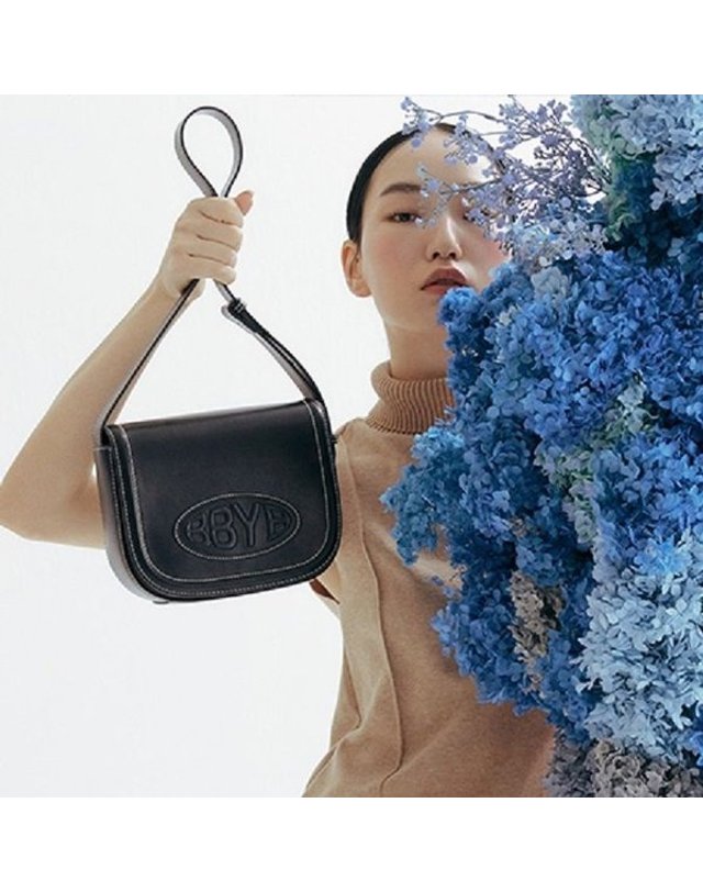 비비와이비 [갤러리아] Pia Saddle Shoulder Bag (Black)09N1210DLK 착용컷