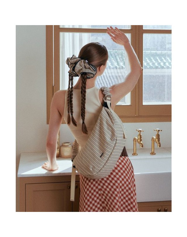 비비와이비 [갤러리아] BBYB Noi Ruffle Large 숄더백 09O1210CGQ1FR 착용컷