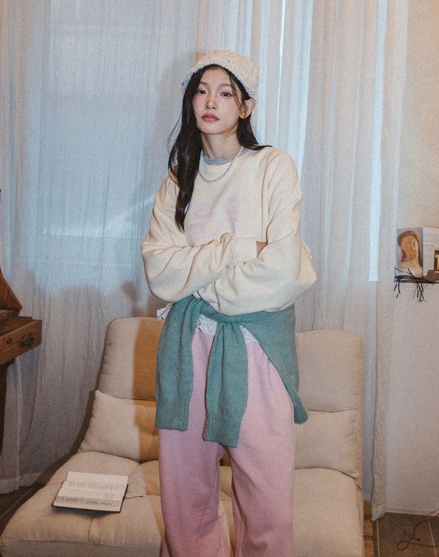 메이븐뮤즈 [메이븐뮤즈] 루즈핏 크롭 코튼 로고프린트 스웻셔츠 FR_CU (MWXFWF900CUFR) 착용컷