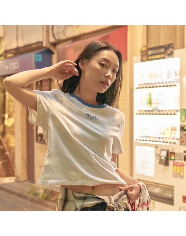 메이븐뮤즈 [메이븐뮤즈] 뮤즈 링거 티셔츠 BL (MWYSWF911BL) 착용컷