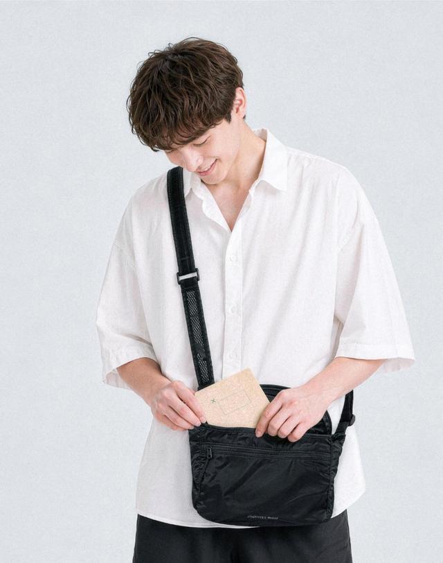 비아모노 [비아모노] 패더라이트 경량 크로스백_블랙 착용컷