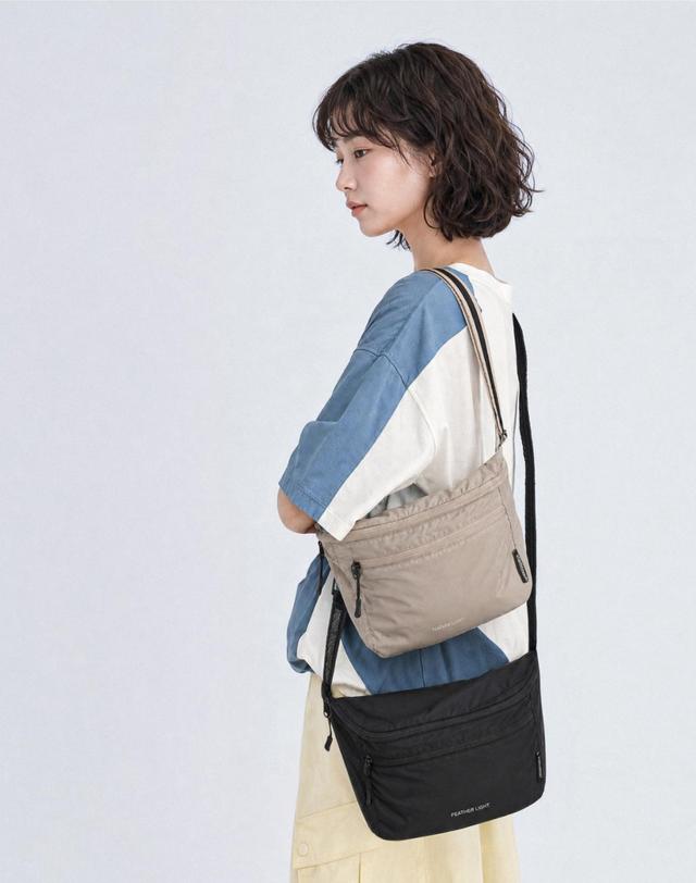 비아모노 [비아모노] 패더라이트 경량 크로스백_블랙 착용컷