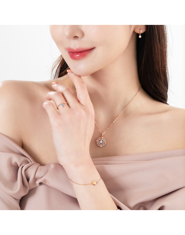 까사골드 까사골드 18K 하트 플랫 쥬뗌므 팔찌 착용컷