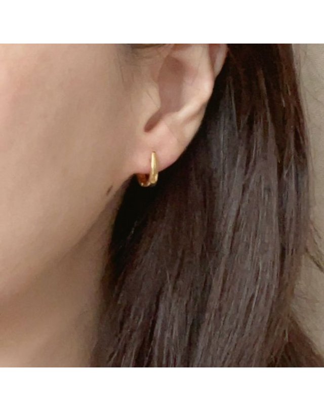 엘리오나 [갤러리아] ELA 01 Earrings 원터치 슬릭 귀걸이 (gold) 착용컷