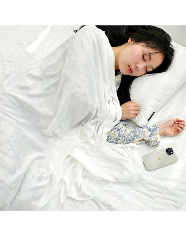 꾸민가 듀라론 여름 이불 시원한 냉감 얇은이불 부드러운 쿨이불 가벼운 휴대용 블랭킷 (SS / Q) 착용컷
