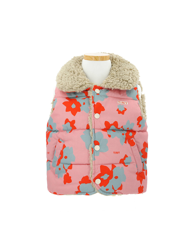 타이니코튼 타이니코튼 AW24-304 P17 (Flowers padded vest) 플라워 패디드 아동 베스트 착용컷
