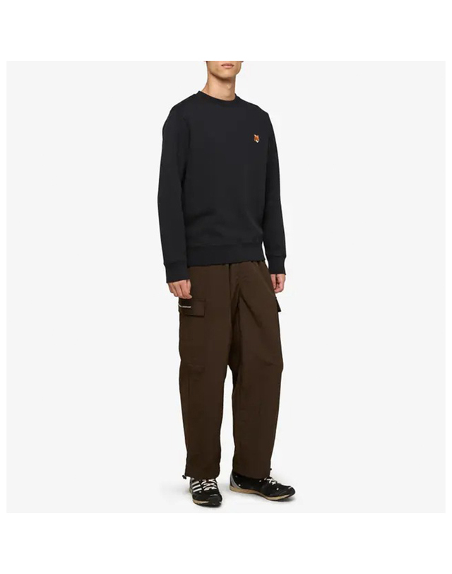 메종키츠네 메종키츠네 FW25 남성 폭스헤드 크루넥 맨투맨 블랙 PM00303KM0340 착용컷