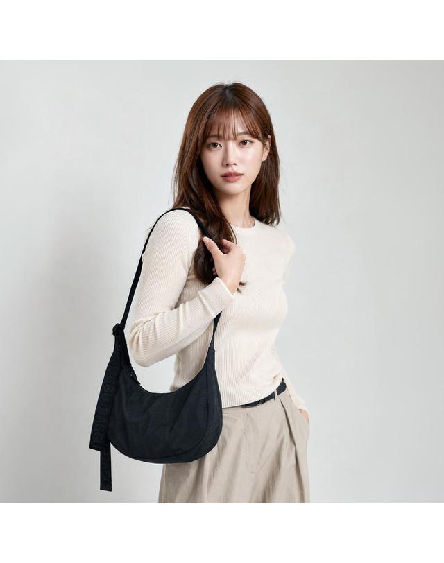 바쿠 바쿠 BAGGU 스몰 나일론 크레센트백 여성용 미니숄더백 착용컷