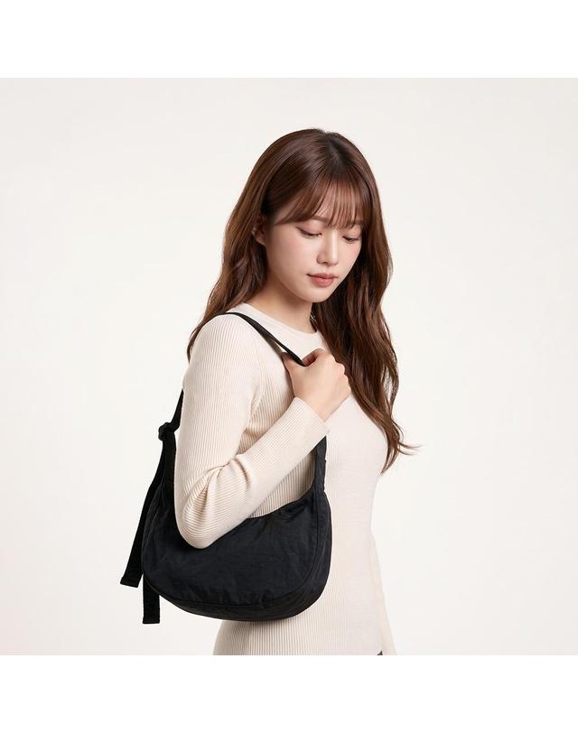 바쿠 바쿠 BAGGU 스몰 나일론 크레센트백 여성용 미니숄더백 착용컷
