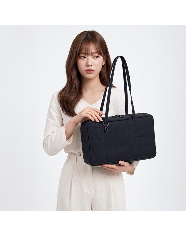 바쿠 BAGGU 바쿠 미디움 나일론 보울러백 숄더백 착용컷