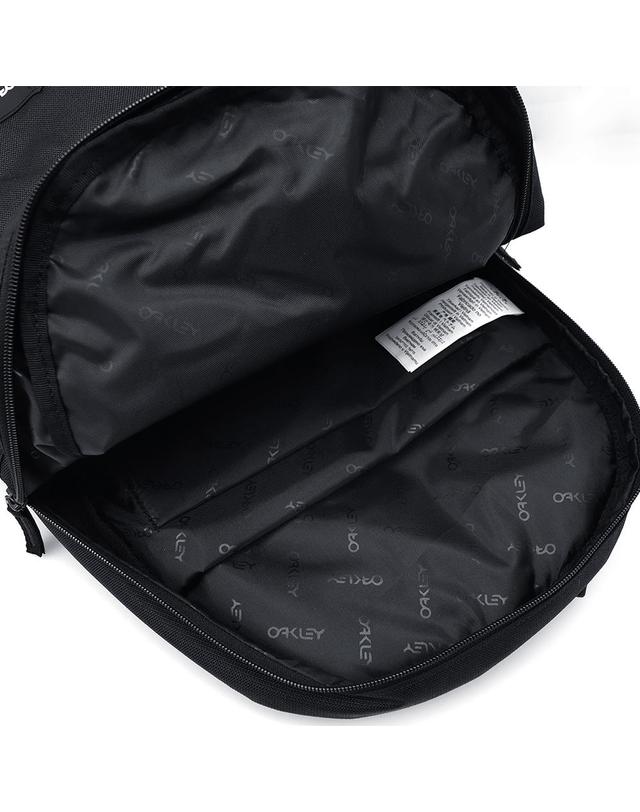 오클리 오클리 백팩 20L 노트북 가방 FOS900544 착용컷