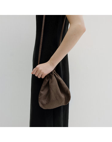 small drawstring shoulder bag [Italian fabric] (brown)
