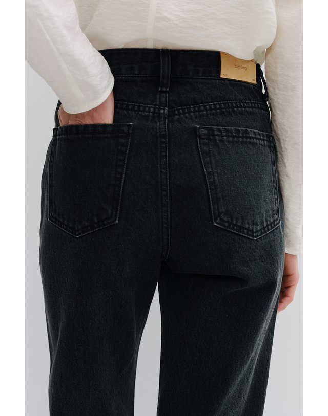 블랭크공삼 relaxed straight jeans (vintage black) 착용컷
