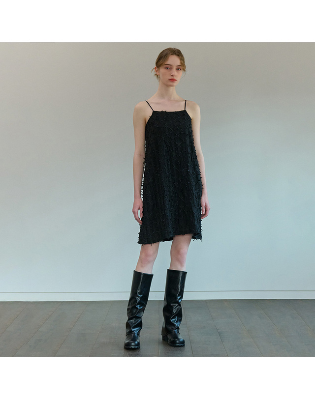 카미노 [카미노] RIBBON EMBROIDERY SLEEVELESS ONE PIECE BLACK 착용컷