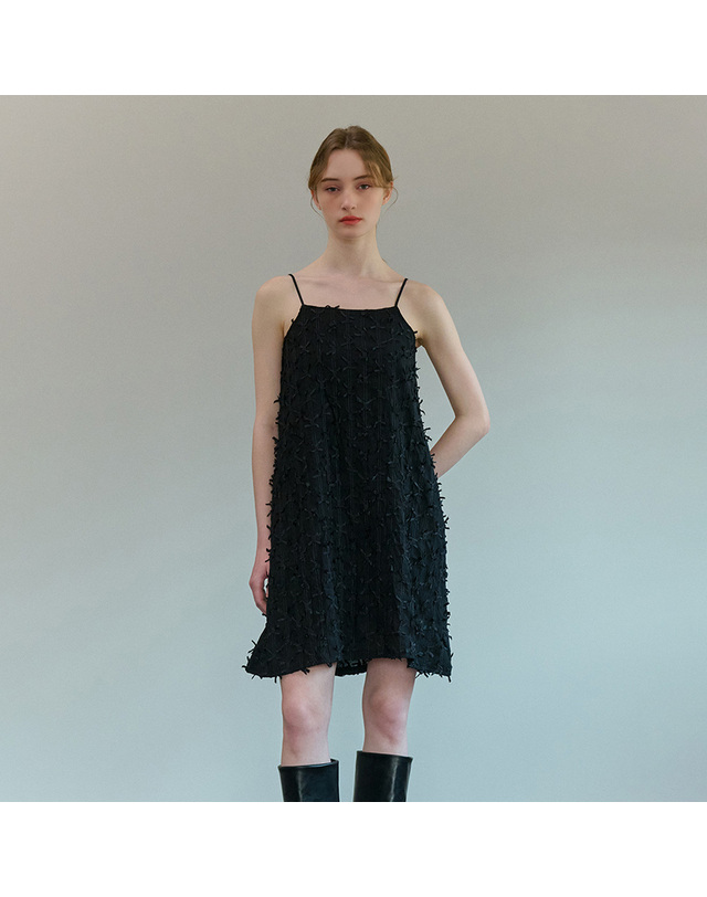 카미노 [카미노] RIBBON EMBROIDERY SLEEVELESS ONE PIECE BLACK 착용컷