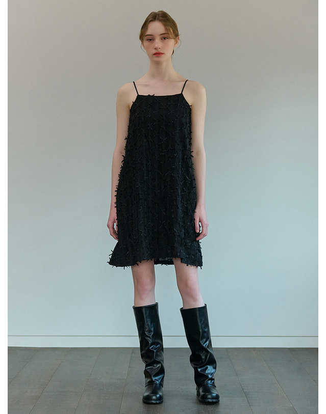 카미노 [카미노] RIBBON EMBROIDERY SLEEVELESS ONE PIECE BLACK 착용컷