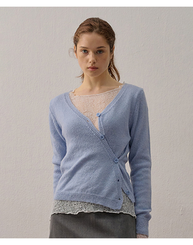 카미노 V-NECK ASYMMETRIC KNIT CARDIGAN SKY BLUE 착용컷