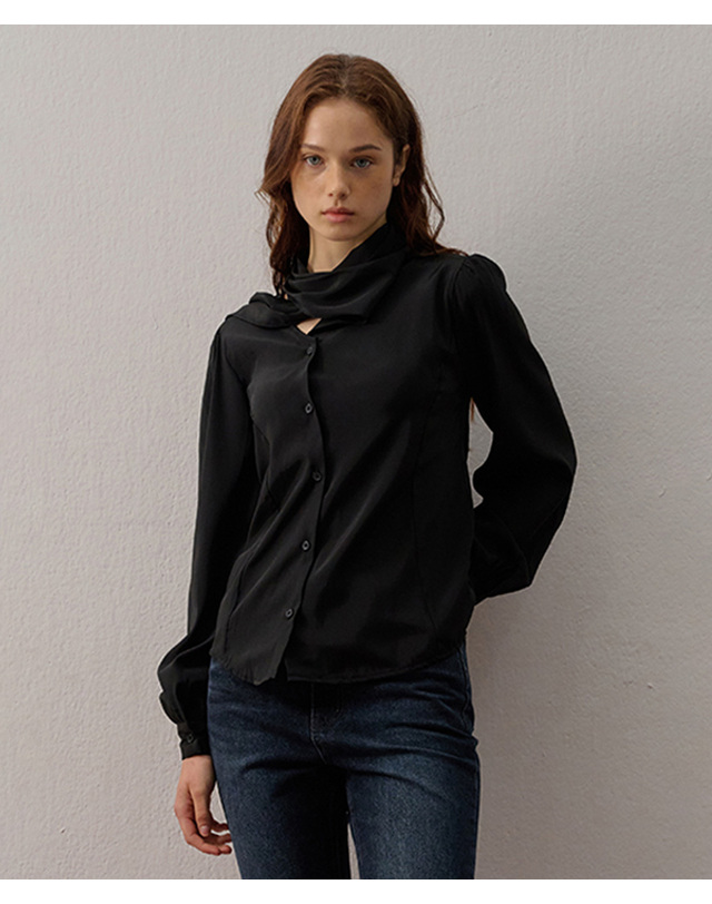 카미노 SCARF SHIRRING BLOUSE BLACK 착용컷