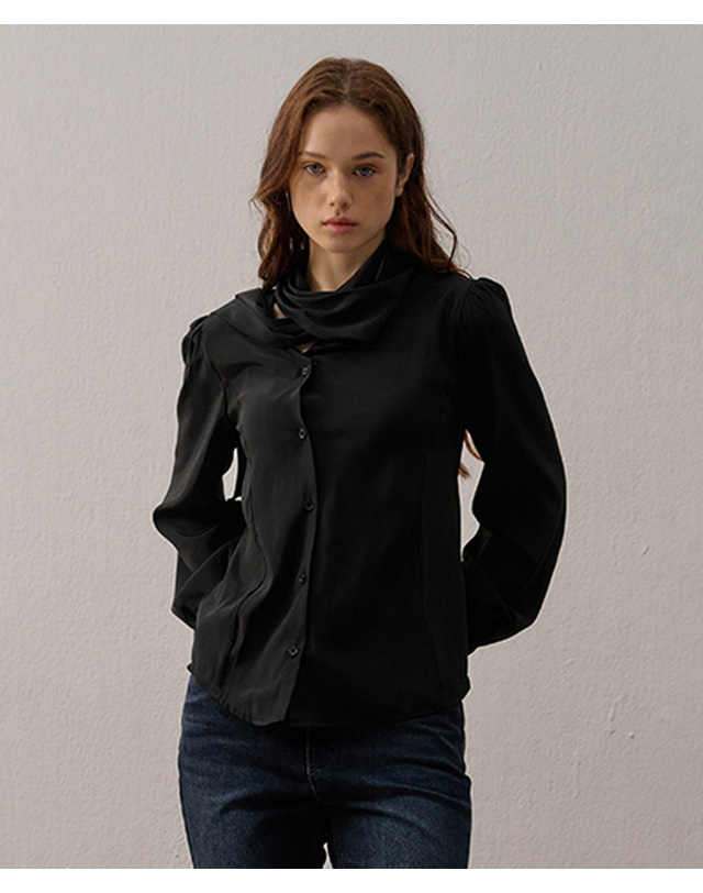 카미노 SCARF SHIRRING BLOUSE BLACK 착용컷