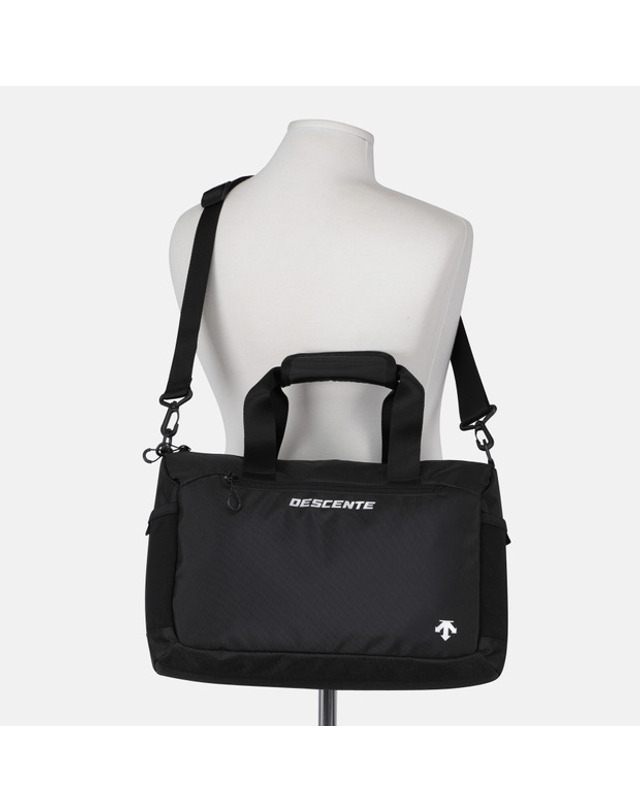 데상트 트레이닝 짐백 (15L) SR123TBG1A 착용컷