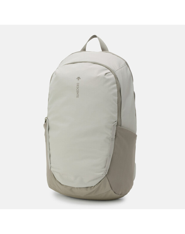 데상트 [시오리 착용] 경량 백팩 (15L) SR123UBP15 착용컷