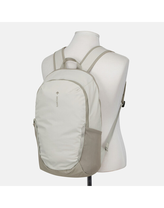 데상트 [시오리 착용] 경량 백팩 (15L) SR123UBP15 착용컷