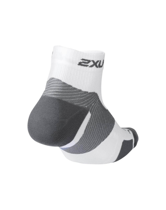 투타임즈유 [2XU]공용 벡터 라이트 쿠션 1/4 크루 삭스 화이트_UA5047EWHT-GRY 착용컷