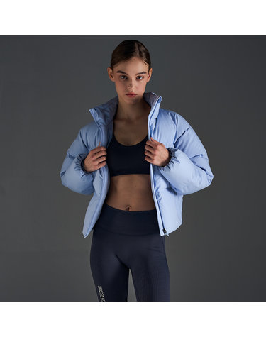 [2XU]여성 미니멀 세미크롭 다운 자켓 스카이블루_WK0101DLBU-LBU