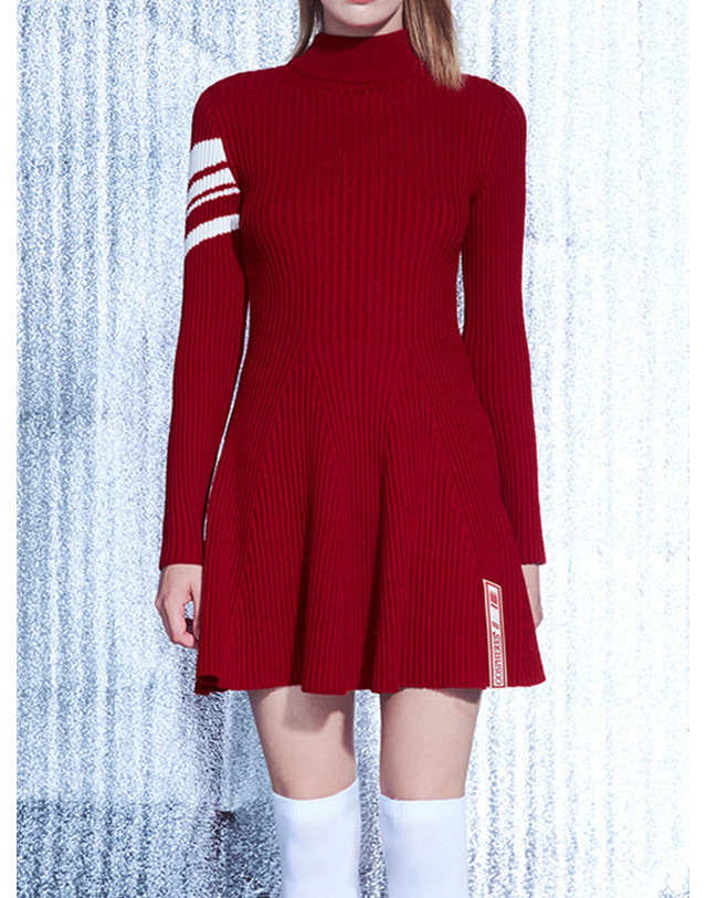 기타 고스피어 GOSPHERES WOMAN SIDE LOGO FLARE KNIT DRESS PW2WND44 착용컷