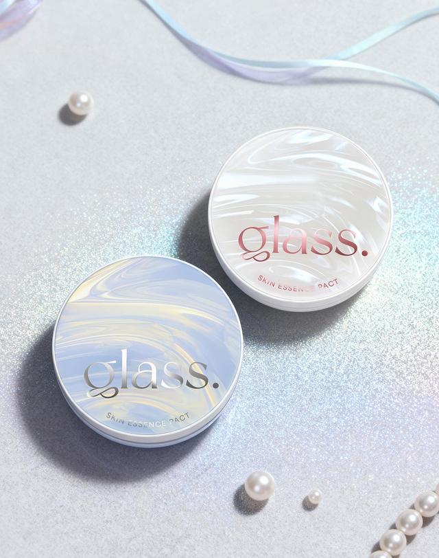 에이지투웨니스 [AGE20S] 글래스 스킨 에센스 팩트-소프트 펄 글로우 에디션 (본품+리필) 착용컷