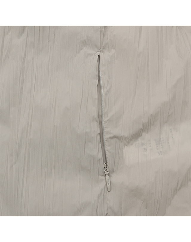 블랙앤화이트 [블랙앤화이트] 여성 여름 뒤판펀칭 플리츠 A라인 점퍼 1143LZGN_BEIGE 착용컷