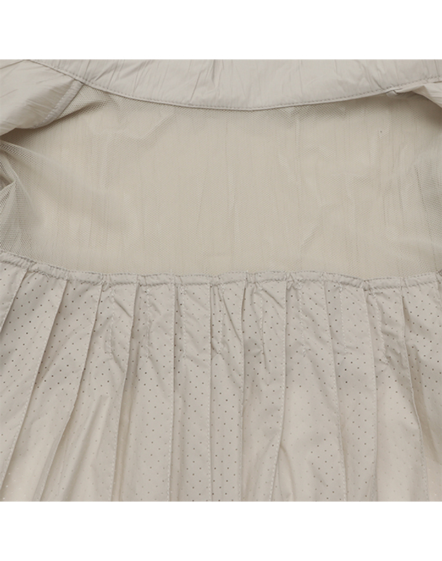 블랙앤화이트 [블랙앤화이트] 여성 여름 뒤판펀칭 플리츠 A라인 점퍼 1143LZGN_BEIGE 착용컷