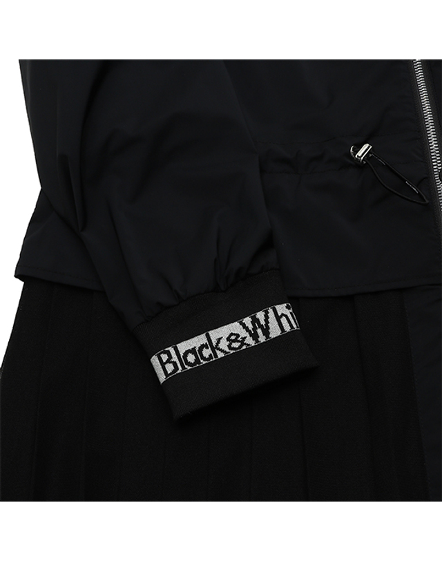 블랙앤화이트 [블랙앤화이트] 여성 봄 소재믹스 플리츠 롱 점퍼 1413LZGP_BLACK 착용컷
