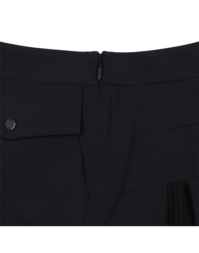 블랙앤화이트 [블랙앤화이트] 여성 아웃포켓 백 플리츠 스커트 4035LZWP_BLACK 착용컷