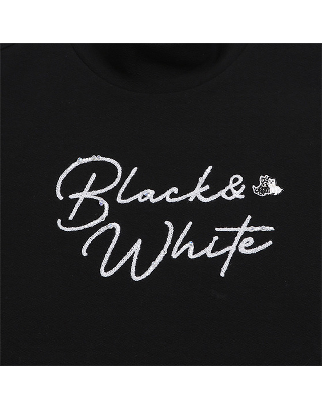 블랙앤화이트 [블랙앤화이트] 여성 소매배색 하이넥 티셔츠 9244LXSR_BLACK 착용컷