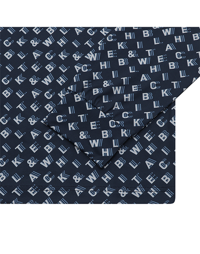 블랙앤화이트 [블랙앤화이트] 남성 로고플레이 프린트 티셔츠 9352GXPP_NAVY 착용컷