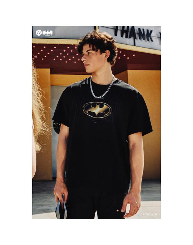 골든베어 (U)(GOLDENBEAR X BATMAN) 배트맨 로고 그래픽 반팔 라운드 티셔츠 G4TAW25031BKX 착용컷