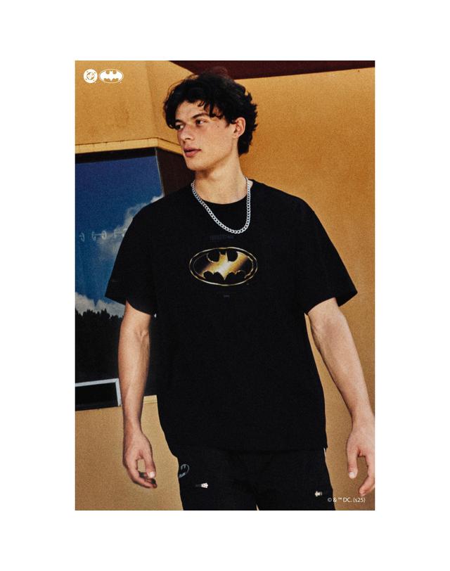 골든베어 (U)(GOLDENBEAR X BATMAN) 배트맨 로고 그래픽 반팔 라운드 티셔츠 G4TAW25031BKX 착용컷