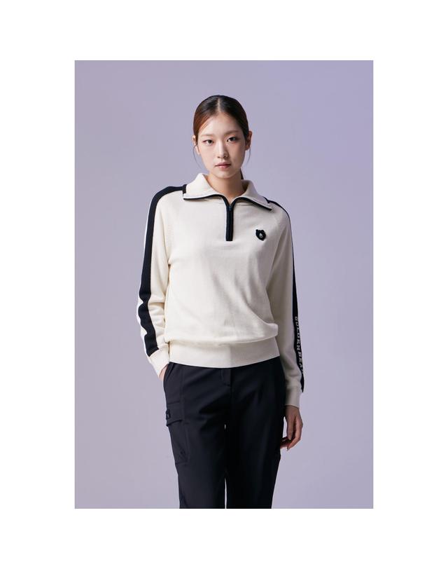 골든베어 (여성) Back Graphic Half Zip Sweater G5WAW26501IVX 착용컷